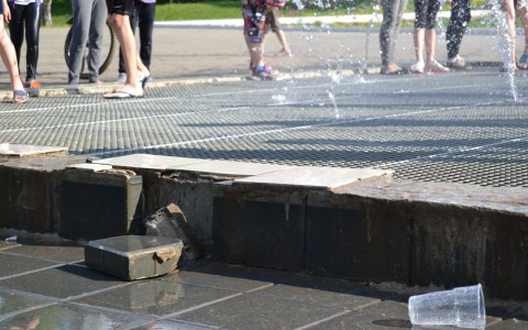 Спустя год после возведения фонтана в парке Победы от него отпала плитка