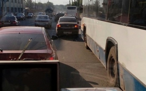 Пробка на площади Лепсе: машины встали из-за столкновения двух легковушек и троллейбуса