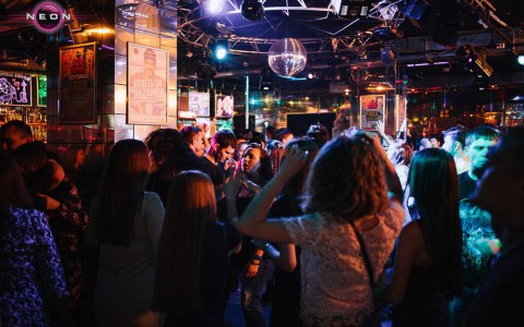 Брюнетки будут веселиться бесплатно в РЦ NEON