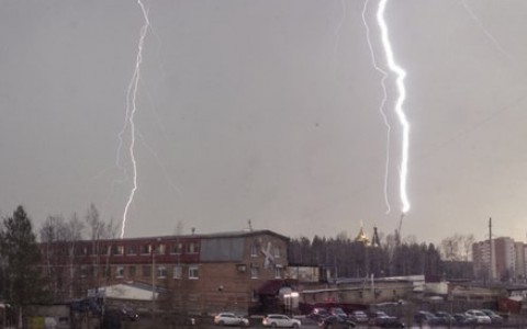 Метеопредупреждение от МЧС: в Кирове ожидается гроза и резкое усиление ветра
