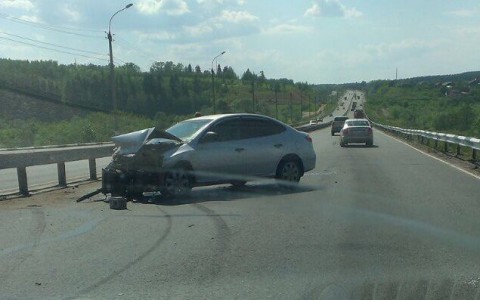 На Новом мосту Toyota влетела в отбойник