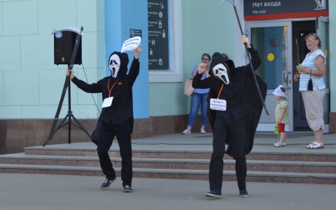 Видео: в Кирове студенты в костюмах Смерти раздавали бесплатные шоколадки