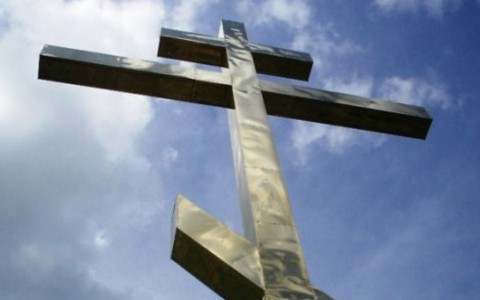 В Кировской области мужчина топором подрубил поклонный крест