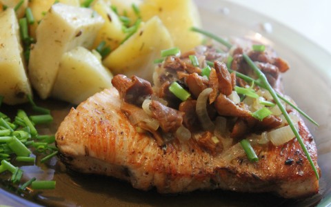 Готовим птицу: стейк из индейки с жареными лисичками