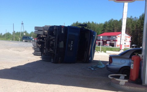 На заправке за Новым мостом опрокинулась фура