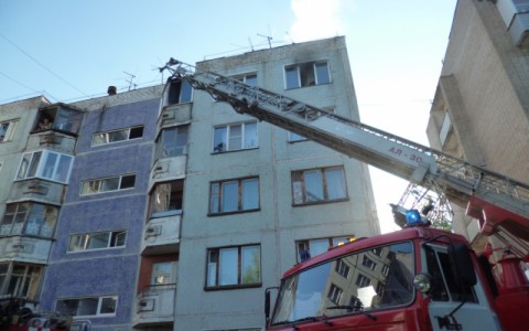 В пожаре на Студенческом проезде обгорели три квартиры: спасатели эвакуировали жильцов