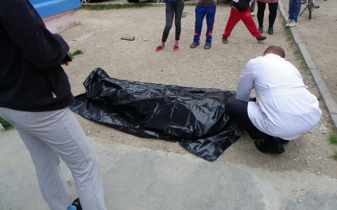 На улице Левитана у подъезда дома покончил с собой молодой мужчина