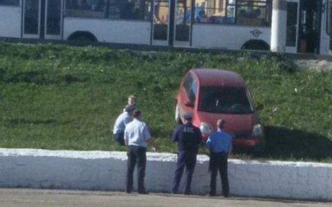 В Кирове иномарка без водителя съехала по газону к вокзалу