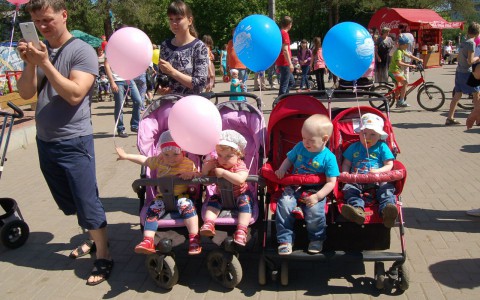 Фоторепортаж: в Кирове прошла массовая встреча близнецов