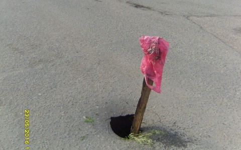 Кировские автомобилисты вставляют палки в дорожные ямы, чтобы туда не провалиться