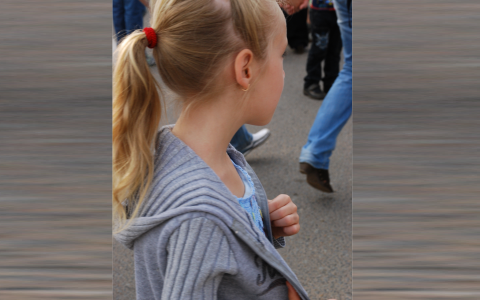 В Слободском женщина пыталась ограбить на улице маленькую девочку