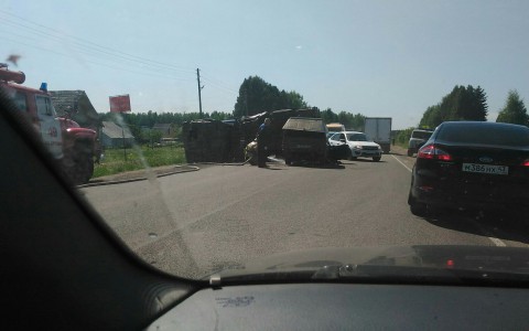 Вновь ДТП с фурой: в Кировской области большегруз столкнулся с автомобилем «ИЖ» и перевернулся