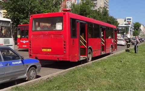 В Кирове ВАЗ врезался в автобус: пострадали 58-летняя женщина и двухлетняя девочка