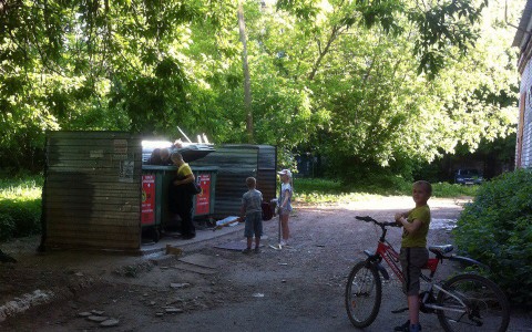 Новость от читателя: на Горького дети резвятся в мусорных баках