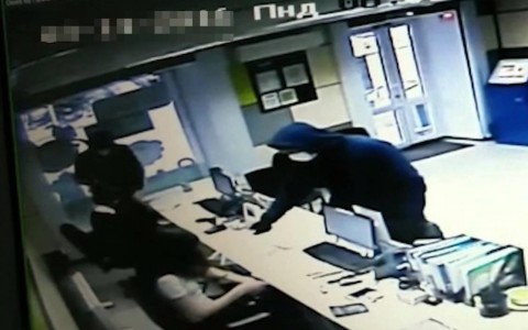 В Кирове неизвестный с ножом напал на офис турагентства: две женщины ранены