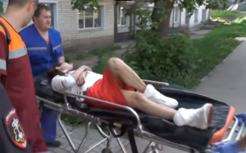 Видео нападения на турагентство в Кирове: налетчик ударил одну из сотрудниц ножом в грудь