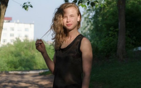 Мода улиц: управляющая магазином в кюлотах и бежевых босоножках на платформе