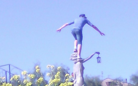Подросток залез на скульптуру «Бегущая по волнам» в парке у цирка