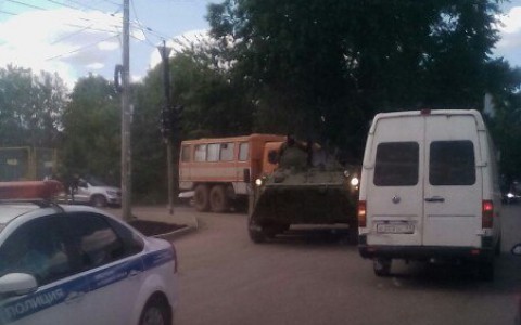 По улицам Кирова проехал БТР