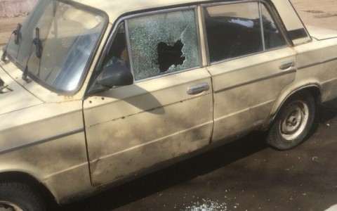 Неизвестные в очередной раз ночью обстреляли машины в Чистых прудах