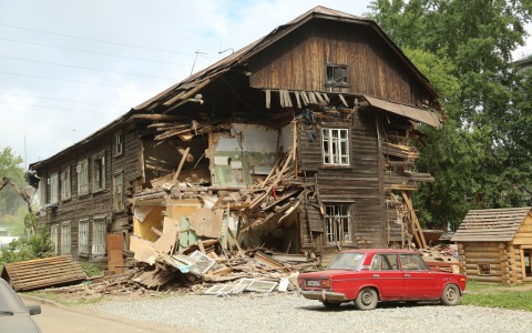 В Кирове при сносе деревянного дома нашли труп женщины