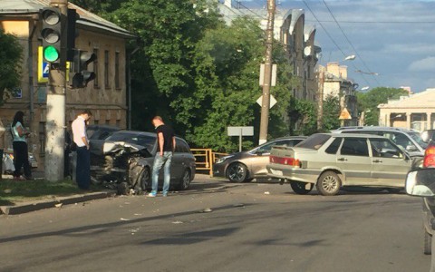 В центре Кирова лоб в лоб столкнулись ВАЗ и иномарка: образовалась пробка