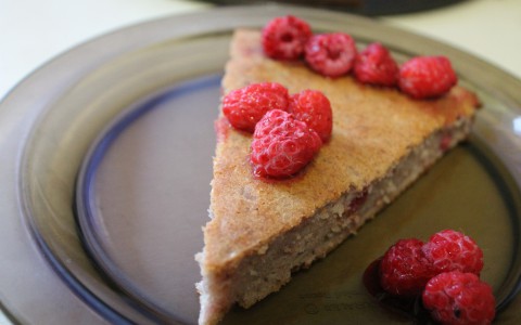 Кекс с малиной и корицей: ваш первый летний десерт