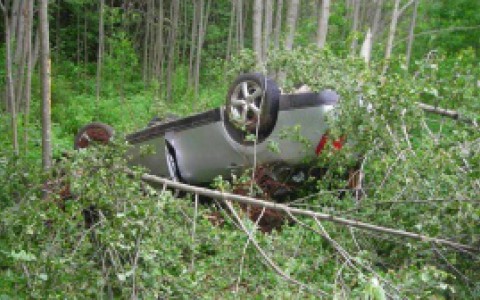 В Кировской области съехала в кювет и перевернулась иномарка