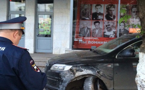 Очевидцы: «На Московской пьяный водитель на Audi Q7 протаранил ограждение и уснул в служебной машине»