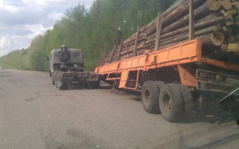 В Кировской области у грузовика слетел прицеп с бревнами