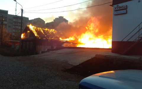 Ночью на Казанской вспыхнул нежилой дом: пламя перекинулось на соседнее строение