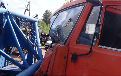 В Кирове КамАЗ врезался в деревянный столб и башенный кран