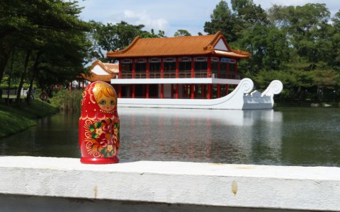 В течение полутора лет кировчанин путешествовал по миру и в каждом городе делал фото с матрешкой