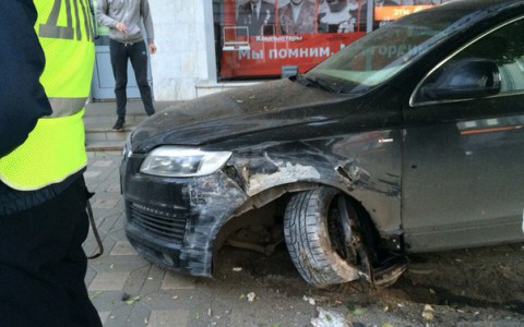 У водителя Audi Q7, влетевшего в ограждение на Московской, нет прав и страховки