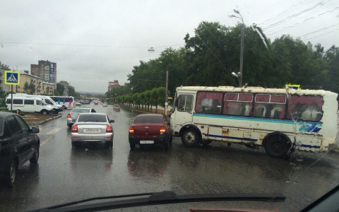 В центре Кирова «пазик» занесло и развернуло из-за скользкой дороги