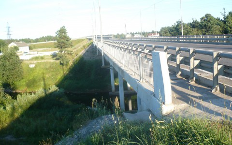 В Кировской области 20-летний парень упал с моста в реку: тело молодого человека не найдено