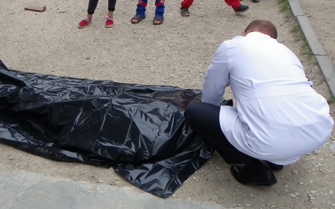 В Кирове дальнобойщика придавило собственной машиной