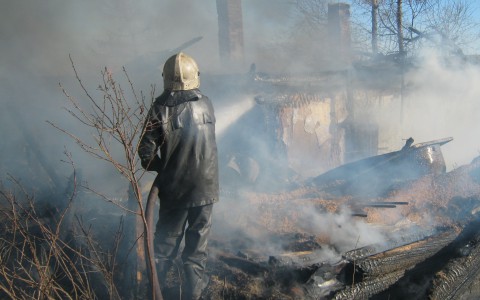 В Кировской области сгорел гараж с десятью машинами