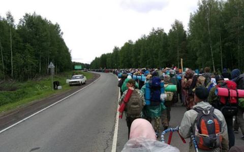 Возвращавшихся из Великорецкого крестного хода паломников задержали на час из-за подозрительной машины