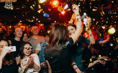 В эту пятницу и субботу отдыхайте с блестящим енотом в легендарном баре