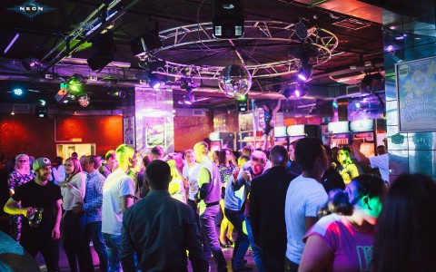 Флешмоб клоунов «Цирк Дю Налей» в РЦ NEON