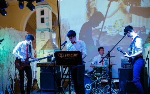 Сегодня живой концерт кавер-группы «РАНДЕВУ» в РЦ NEON