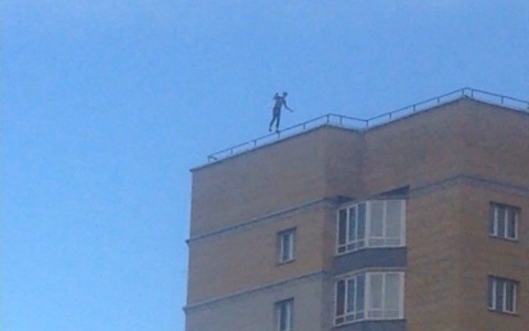 Не повторять! На Щорса кировчанин ходил по ограждению крыши шестнадцатиэтажки