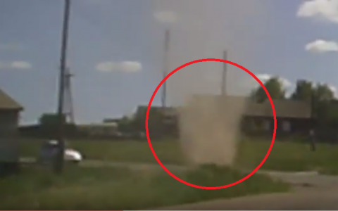 Видео: кировский водитель снял пронесшийся по дороге смерч
