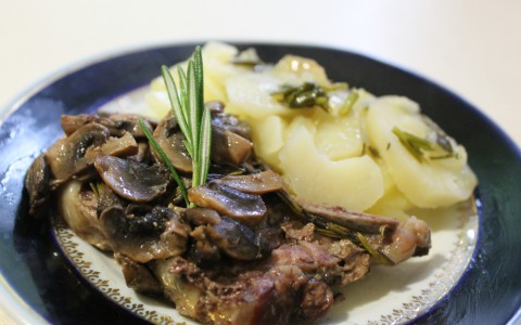 Баранина, запеченная с шампиньонами и розмарином: удивите любимых изысканным блюдом
