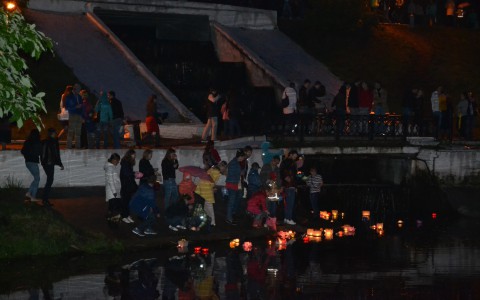 Кировчане опустили в пруд у цирка 100 горящих фонариков