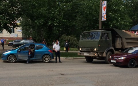 ДТП в Кирове: водитель грузовика не захотел ждать сотрудников ГИБДД и наехал на водителя легковушки