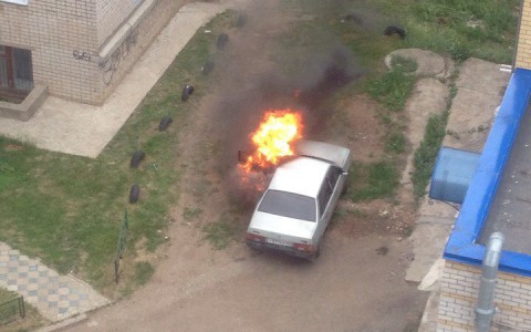 В Кирове на проспекте Строителей сгорела машина