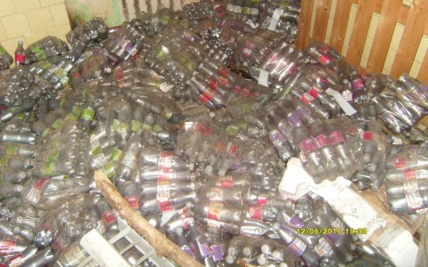 В центре Кирова школьники нашли склад просроченных энергетиков