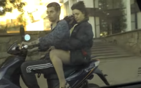 В Кирове сотрудники ДПС поймали пьяного водителя скутера, который без прав катался с женой по городу